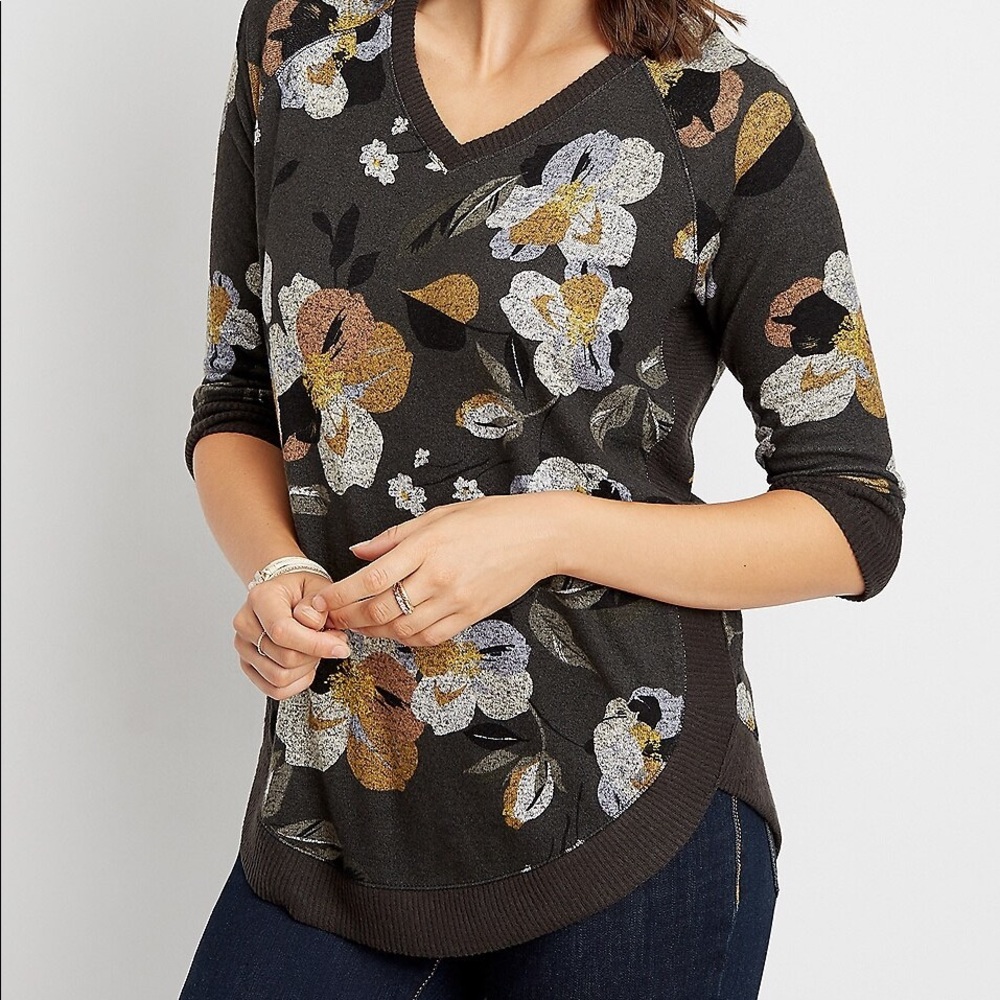 Floral round hem pullover 3/4 sleeve